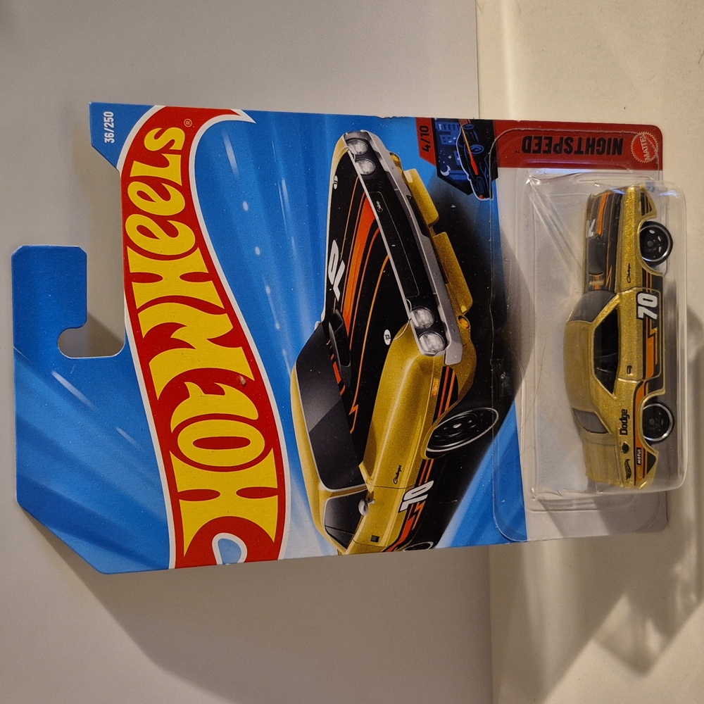 D5  Hot Wheels 70 Dodge Challenger Hemi with shipping protector